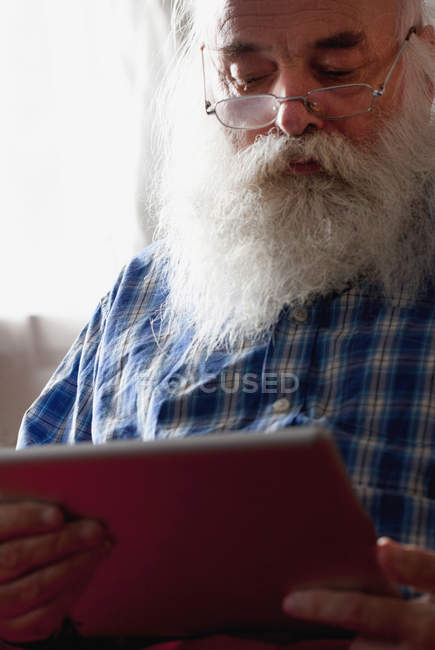 Старший чоловік використовує цифровий планшет — стокове фото