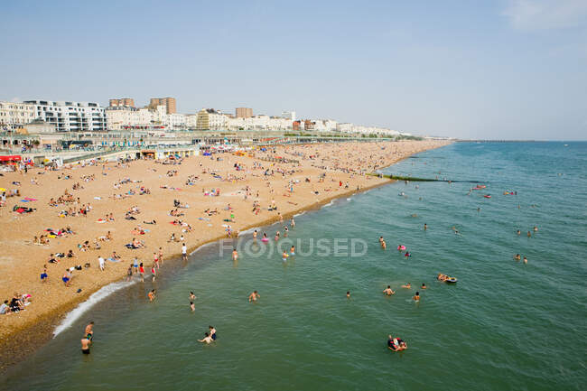 Strand von Brighton bei sonnigem Tag — Stockfoto