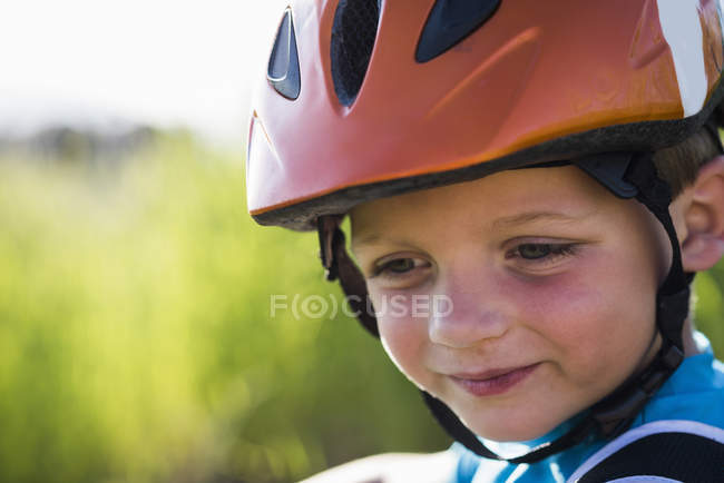 Junge trägt Fahrradhelm — Stockfoto