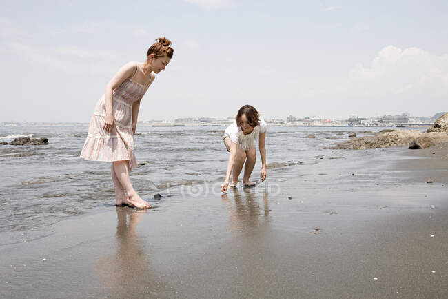 Giovani donne in riva al mare — Foto stock