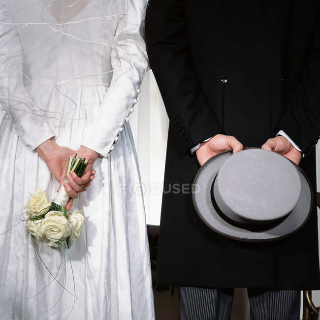 Rücken von Braut und Bräutigam — Stockfoto