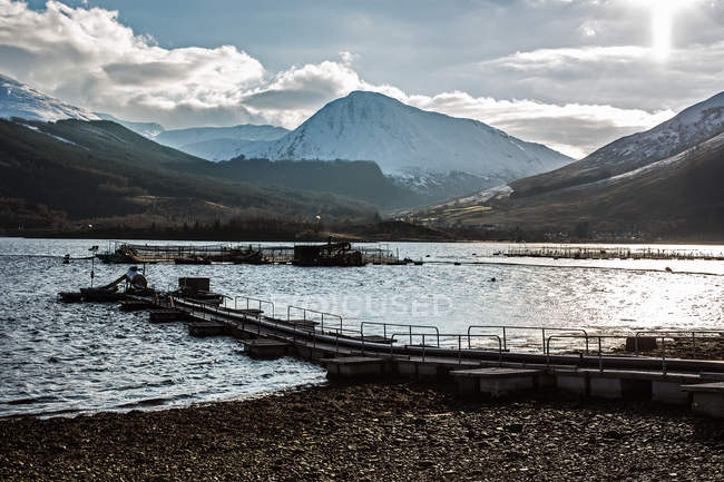 Granja de salmón en lago rural - foto de stock