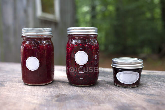 Drei Gläser Marmelade auf dem Gartentisch — Stockfoto