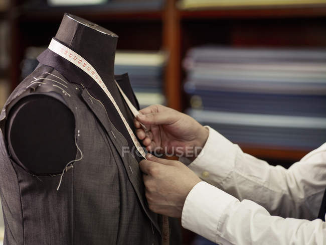Vêtements de mesure sur mesure dans la boutique traditionnelle de tailleurs — Photo de stock