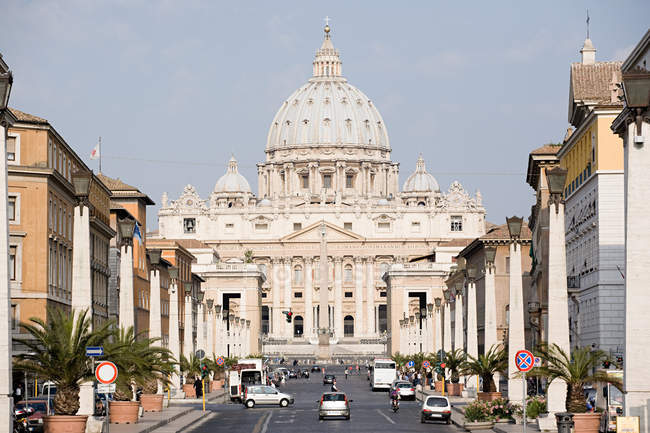 Vista a distanza di San Pietro, Città del Vaticano, Roma, Italia — Foto stock
