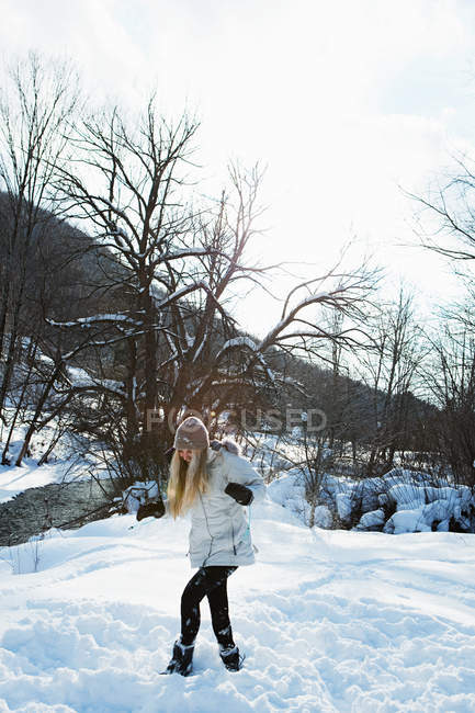 Mitte erwachsene Frau zahlt im Schnee — Stockfoto