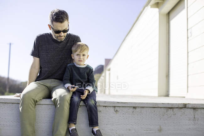 Father and son enjoying day outdoors — Stock Photo