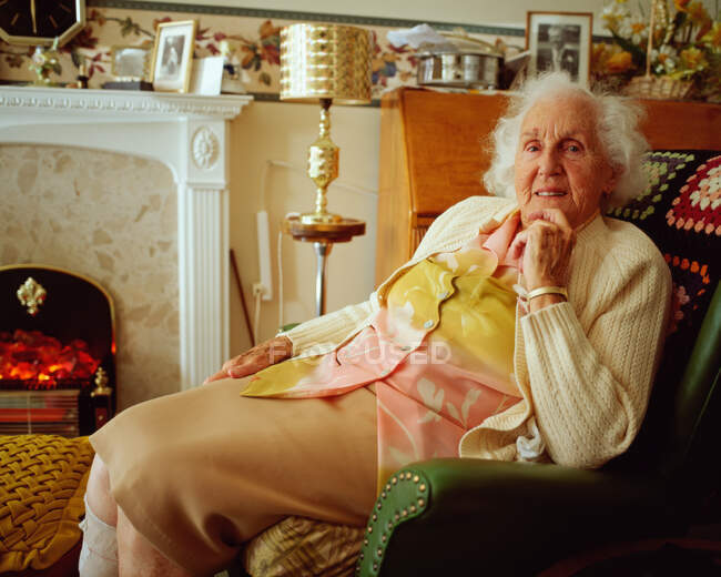 Mulher idosa na sala de estar — Fotografia de Stock