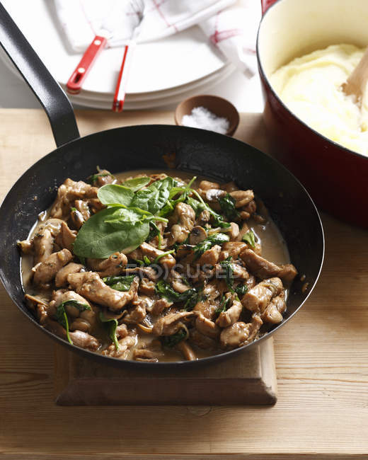 One pot chicken with spinach and mushrooms — Stock Photo