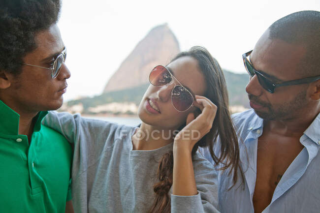 Young woman with two male friends, Rio de Janeiro, Brazil — Stock Photo