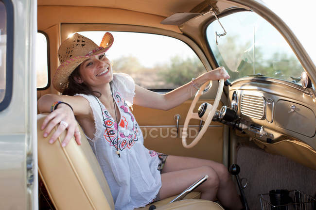 Jeune femme assise en voiture en voyage, portrait — Photo de stock