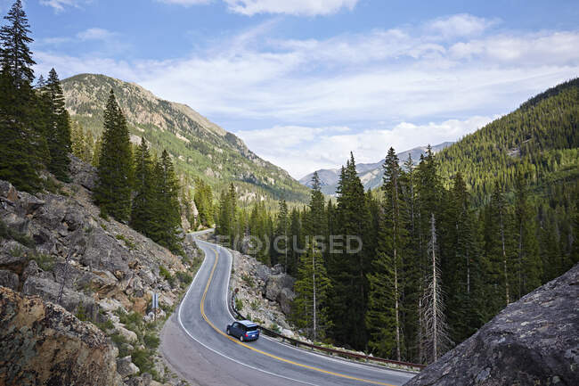 Carro na estrada sinuosa, Aspen, Colorado, EUA — Fotografia de Stock