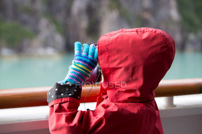 Junges Mädchen betrachtet Gletscher in Alaska vom Kreuzfahrtschiff aus, Ketchikan, Alaska, USA — Stockfoto