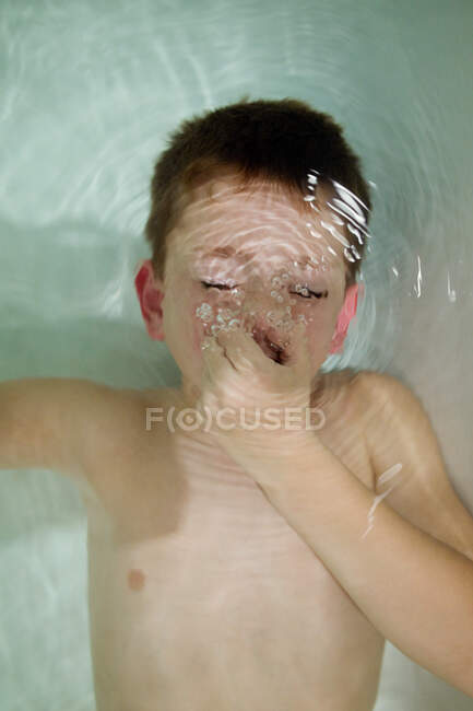 Menino segurando a respiração debaixo d 'água no banho — Fotografia de Stock