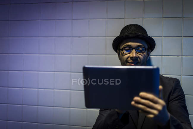 Retrato del hombre usando tableta digital subterránea - foto de stock