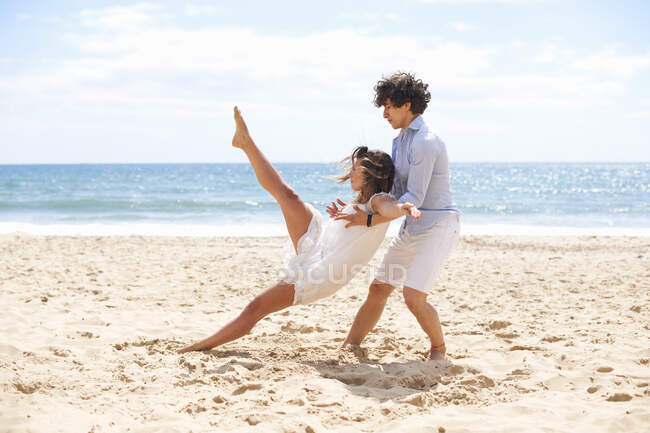 Couple tangoing sur la plage — Photo de stock