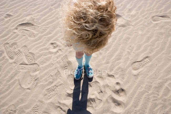 Chica en la playa de pie, Vista aérea - foto de stock