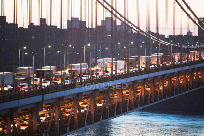 Traffico in movimento sul ponte George Washington — Foto stock