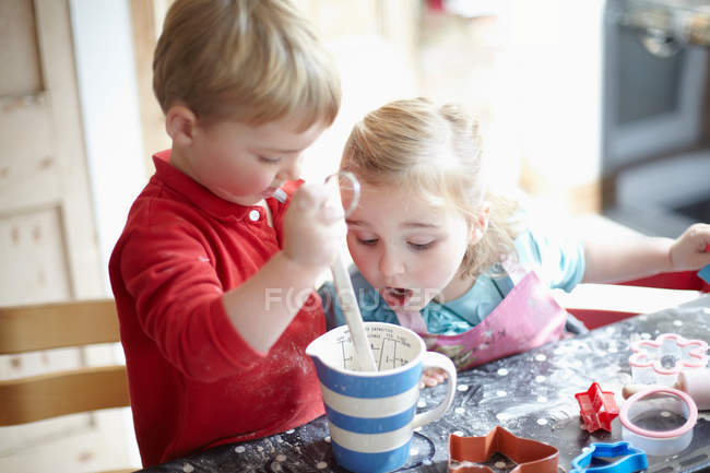 Crianças cozinhando juntas na cozinha — Fotografia de Stock