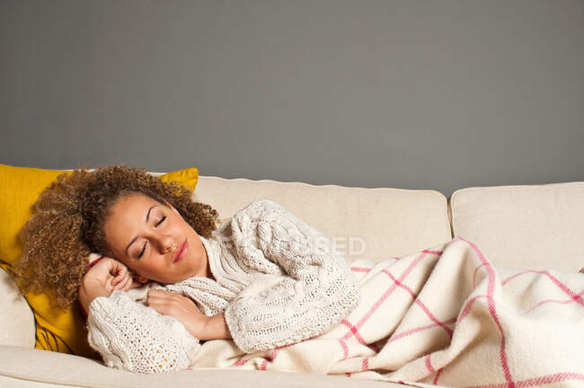 Mulher dormindo no sofá — Fotografia de Stock