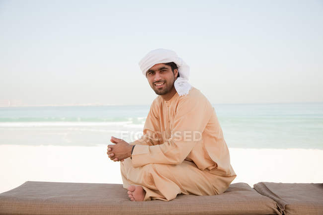 Uomo mediorientale con copricapo, ritratto — Foto stock