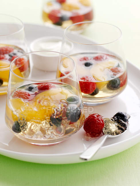 Bicchieri di macedonia di frutta in gelatina — Foto stock