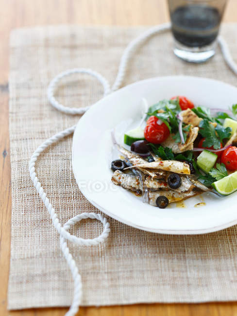 Legumes com peixe no prato — Fotografia de Stock