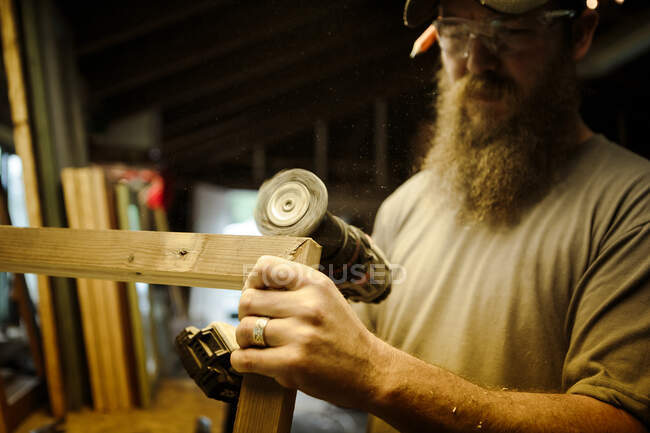 Artiste du bois travaillant en atelier — Photo de stock