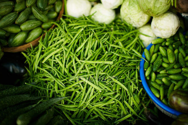 Pila de verduras para la venta - foto de stock