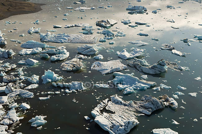Icebergs in jokulsarlon lagoon — Stock Photo