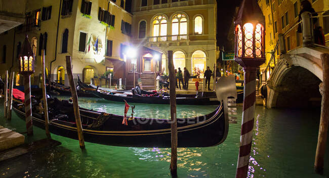 Góndolas en el canal, Venecia, Italia - foto de stock