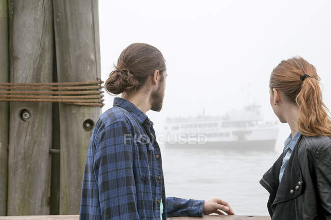 Couple on seafront, New York, New York, USA — Stock Photo