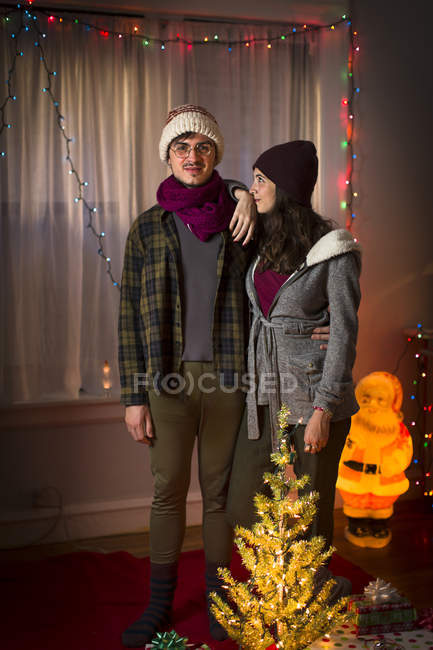 Retrato de jovem casal no Natal — Fotografia de Stock