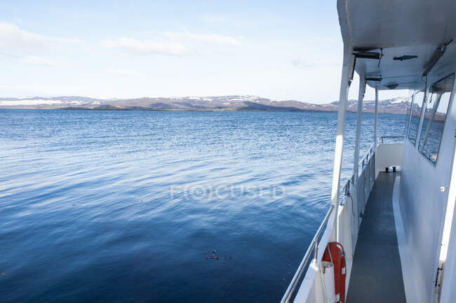 Vista lateral del barco navegando hacia la costa, Ushuaia, Tierra del Fuego, Argentina - foto de stock