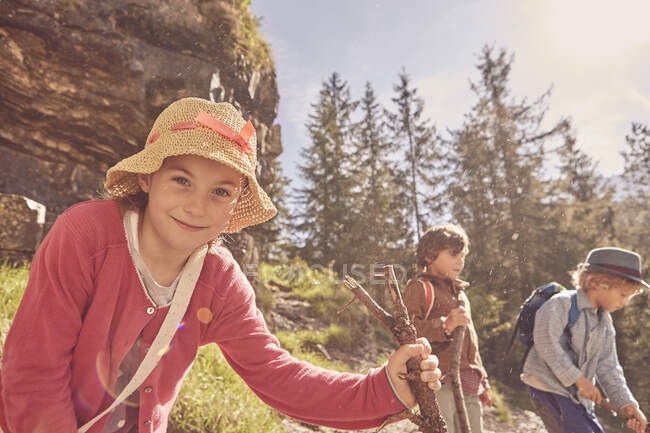 Tre bambini alla scoperta della foresta — Foto stock