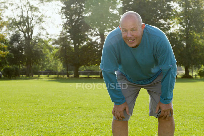 Älterer Mann ruht sich auf Feld aus — Stockfoto
