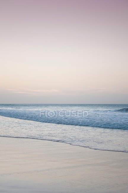Хвилі миття на пляжі — стокове фото