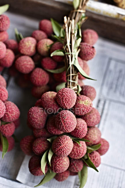 Lychee fruit bunch for sale at street market — Stock Photo