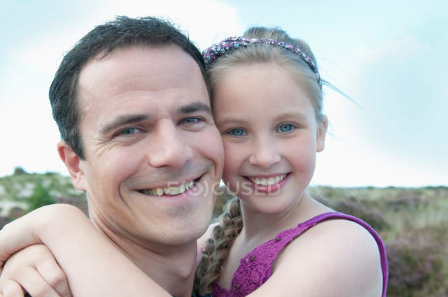 Padre e hija sonriendo juntos - foto de stock