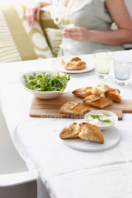Brot mit Dip-Sauce und Frau — Stockfoto
