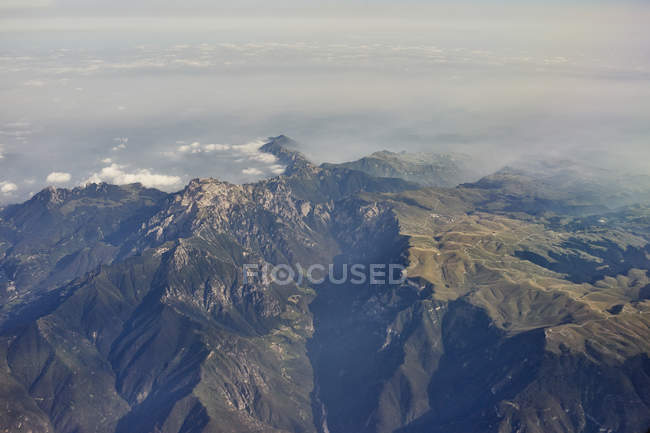 Vista aerea delle Alpi italiane sotto il cielo nuvoloso — Foto stock
