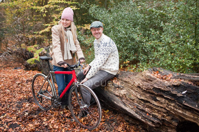Casal no parque com bicicleta — Fotografia de Stock