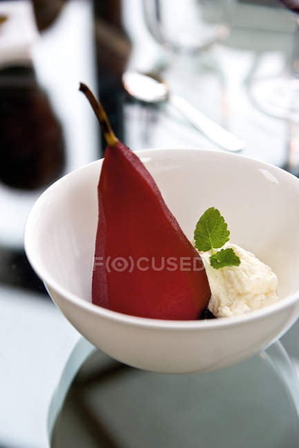 Baked pear and cream — Stock Photo