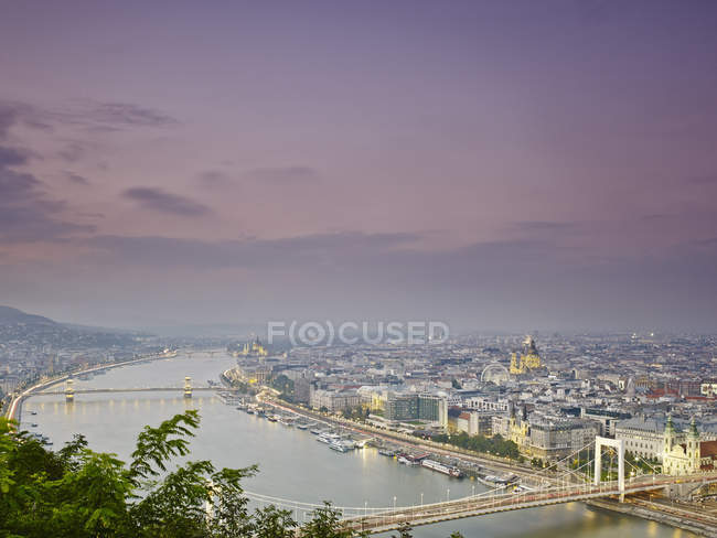 Скайлайн Будапешта с холма Геллерт в сумерках, Венгрия — стоковое фото