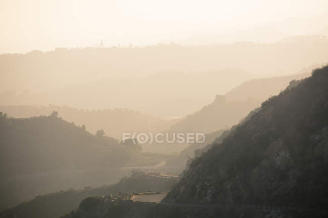 Gibraltar Road em colinas silhuetas, Santa Barbara, Califórnia, EUA — Fotografia de Stock