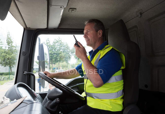 Camionista su walkie talkie — Foto stock