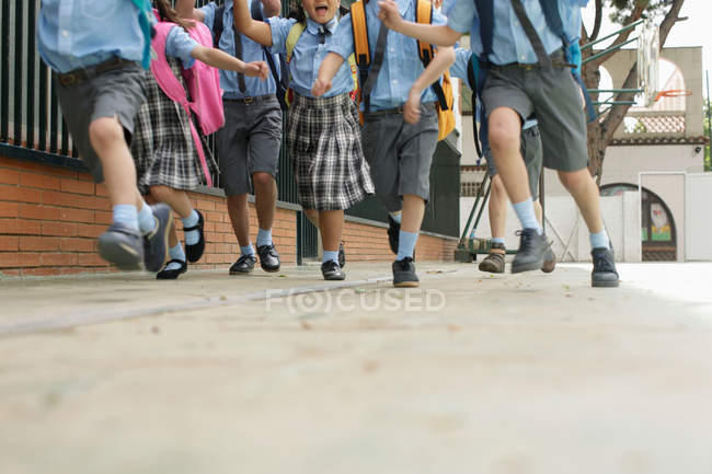Courir des écoliers — Photo de stock