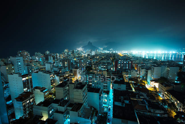 Vista del paisaje urbano iluminado por la noche - foto de stock