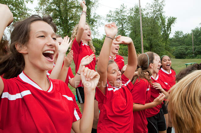 Female soccer players cheering — Stock Photo