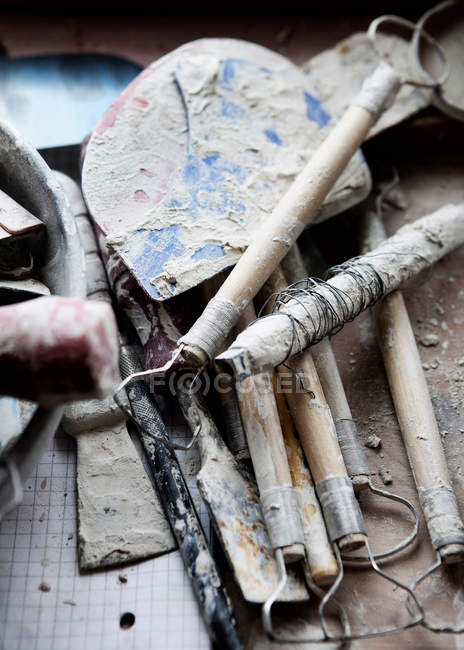 Скульптурные инструменты из глины — стоковое фото